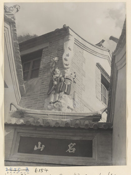 【jpg清晰版】圣密之堂寺院入口大门细节展示铭文、两尊浮雕人物与莲花及蝙蝠.jpg