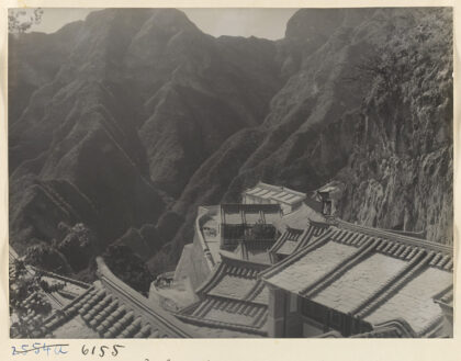 【jpg清晰版】圣米之堂寺院屋顶与山景.jpg
