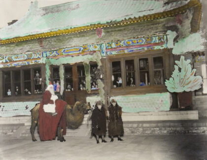【jpg清晰版】圣诞老人骑着骆驼抵达英国公使馆北京1923年.jpg