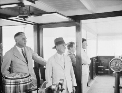 【jpg清晰版】在新建成的顺天号舰桥上1934年.jpg