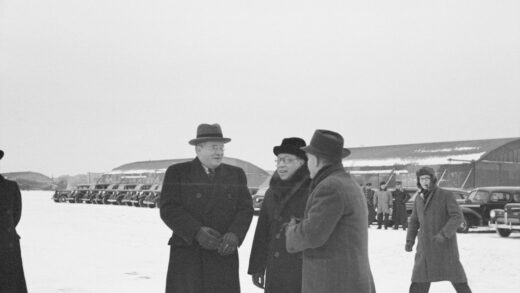 【jpg清晰版】在机场等候（欧内斯特·贝文访问期间）莫斯科1945年12月.jpg