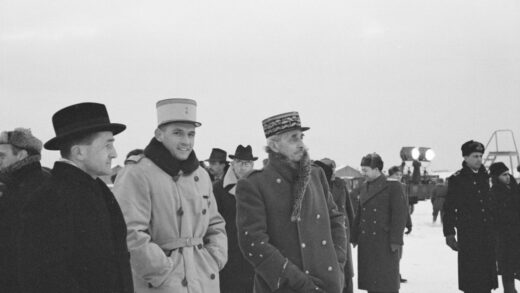 【jpg清晰版】在机场等候（欧内斯特·贝文访问期间）莫斯科1945年12月.jpg