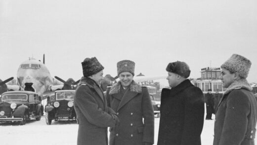 【jpg清晰版】在机场等候（欧内斯特·贝文访问期间）莫斯科1945年12月.jpg