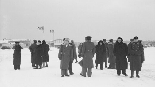 【jpg清晰版】在机场等候（欧内斯特·贝文访问期间）莫斯科1945年12月.jpg