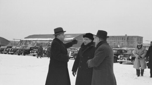 【jpg清晰版】在机场等候（欧内斯特·贝文访问期间）莫斯科1945年12月.jpg