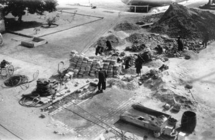 【jpg清晰版】在香港hmstamar号附近工作的道路修理工和女碎石工.jpg