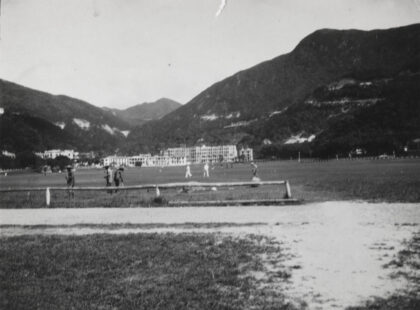 【jpg清晰版】场地管理员、运动员与运动场香港跑马地.jpg
