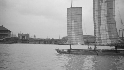 【jpg清晰版】垃圾船驶过桥下上海.jpg