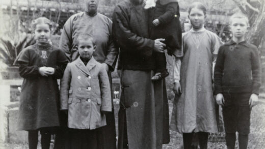 【jpg清晰版】埃利奥特一家1917年于宁波.jpg