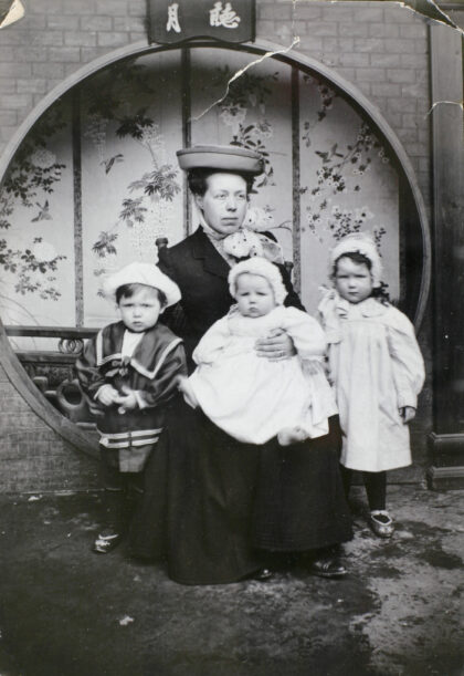 【jpg清晰版】埃利奥特夫人与戴尔、贝琪和查尔斯宁波1912年.jpg