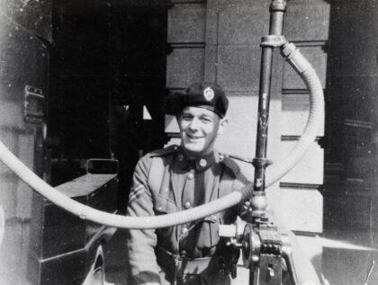 【jpg清晰版】埃里克·戴维斯为装甲车加油上海1932年.jpg