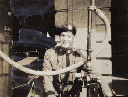 【jpg清晰版】埃里克·戴维斯为装甲车加油上海1932年.jpg