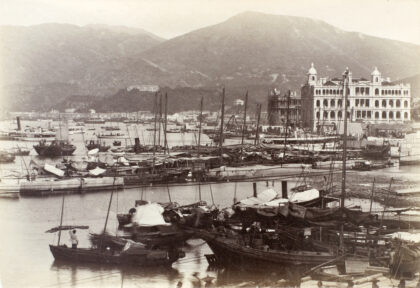 【jpg清晰版】填海工程期间香港海旁的船只.jpg