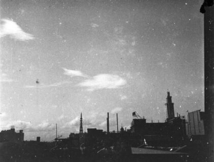 【jpg清晰版】士兵们仰望着百货公司大楼上空的军用飞机上海1937年8月.jpg