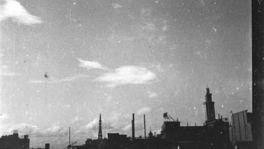 【jpg清晰版】士兵们仰望着百货公司大楼上空的军用飞机上海1937年8月.jpg