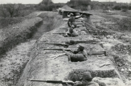 【jpg清晰版】士兵在战壕中训练.jpg
