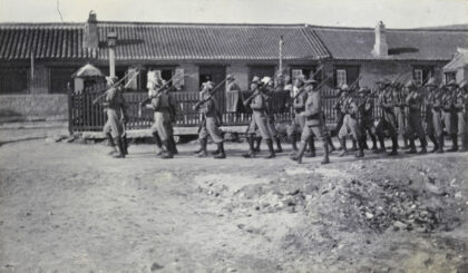 【jpg清晰版】士兵行进威海卫第一华人团.jpg