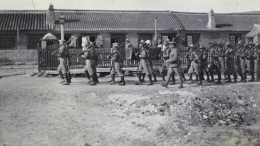 【jpg清晰版】士兵行进威海卫第一华人团.jpg