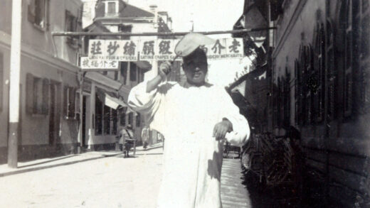 【jpg清晰版】夏日着装的中国人九江路上海约1900年.jpg