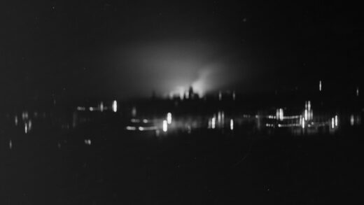 【jpg清晰版】夜晚的上海火光映照.jpg