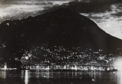 【jpg清晰版】夜晚香港港湾眺望太平山顶的景色.jpg