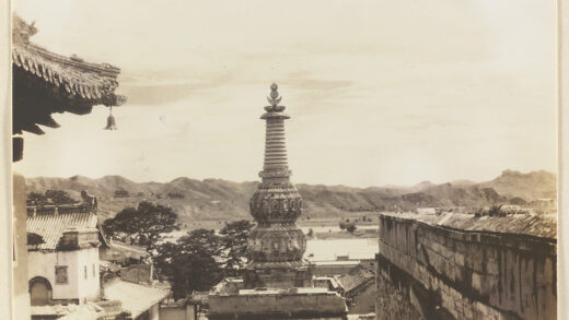 【jpg清晰版】大佛寺吕塔屋顶上的小乘风格塔细节.jpg