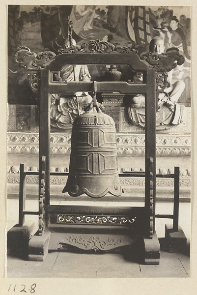 【jpg清晰版】大佛寺大成阁内景可见一口钟.jpg