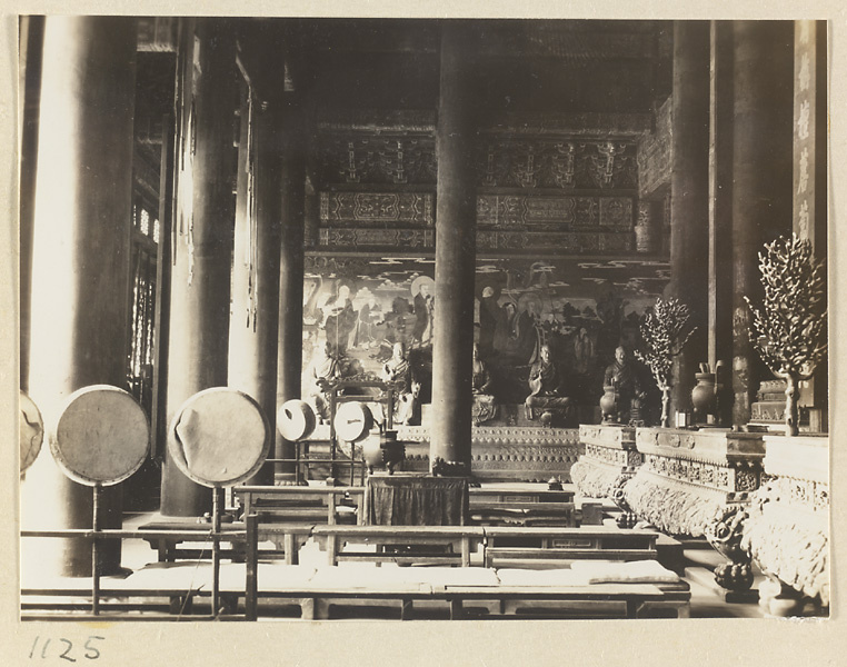 【JPG清晰版】大佛寺大成阁内部景致鼓、罗汉坐于壁画前以及设有树木的祭坛