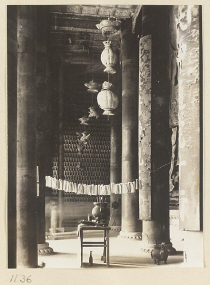 【jpg清晰版】大佛寺大成阁内部景观可见立柱、灯笼与法器等物.jpg