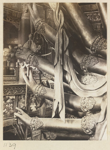 【jpg清晰版】大成阁大佛寺内一尊多臂佛像的细节展示.jpg