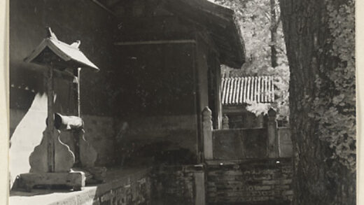 【jpg清晰版】大觉寺寺庙庭院展示如意形磬.jpg