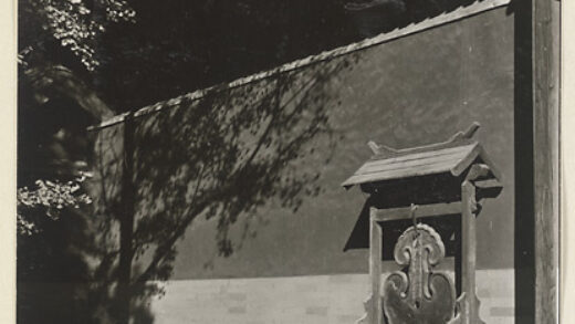 【jpg清晰版】大觉寺寺庙建筑旁如意形磬.jpg
