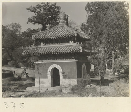 【jpg清晰版】大觉寺小亭子展示双层檐屋顶桥旁有石狮.jpg
