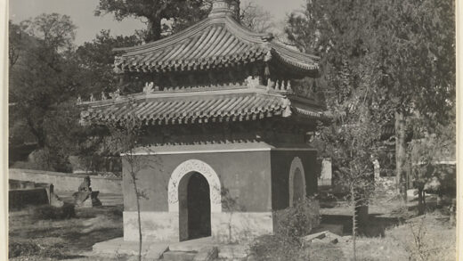 【jpg清晰版】大觉寺小亭子展示双层檐屋顶桥旁有石狮.jpg