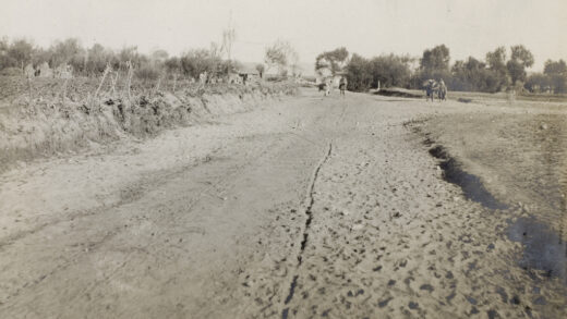 【jpg清晰版】大雨冲毁道路威海卫.jpg