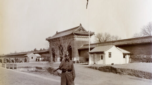 【jpg清晰版】天坛火车站门楼旁与德国士兵北京.jpg