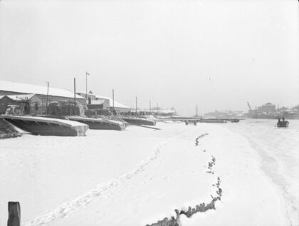 【jpg清晰版】天津河畔的雪何东.jpg