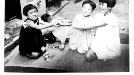 【jpg清晰版】天津芙蓉街上的孩子们在玩耍.jpg