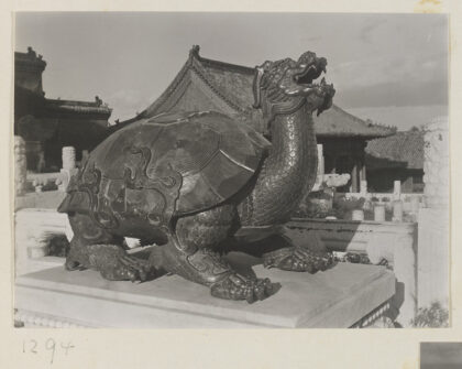 【jpg清晰版】太和殿南平台上的青铜龟形香炉背景是中左门屋顶.jpg