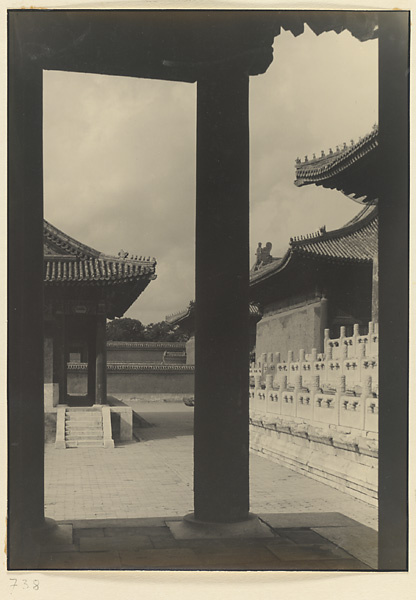 【jpg清晰版】太庙西厢看西侧殿（左）、中殿西立面（背景）和前殿西平台（右）.jpg