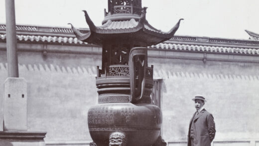 【jpg清晰版】头戴硬草帽的男子立于香炉旁.jpg