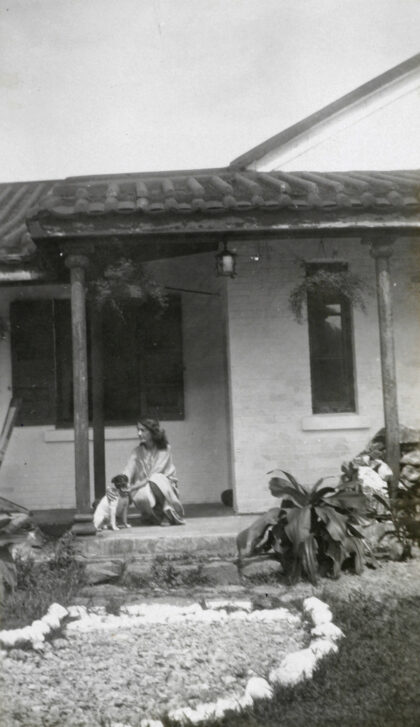【jpg清晰版】女人与狗在阳台上香港松林炮台看守人小屋.jpg
