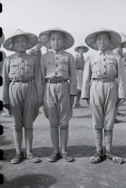 【jpg清晰版】女国民军士兵结业阅兵.jpg