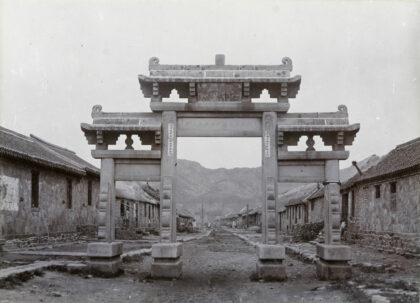 【jpg清晰版】威海卫南街牌楼约1901年.jpg