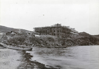 【jpg清晰版】威海卫皇后饭店建设中约1901年.jpg