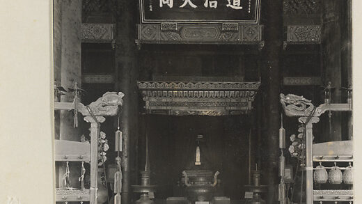【jpg清晰版】孔庙大成殿内部展示孔子牌位、铭文板和乐器.jpg