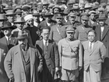 【jpg清晰版】孙科和胡汉民与一群土耳其人.jpg