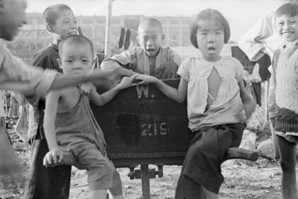 【jpg清晰版】孩子们在上海的手推车上玩耍.jpg