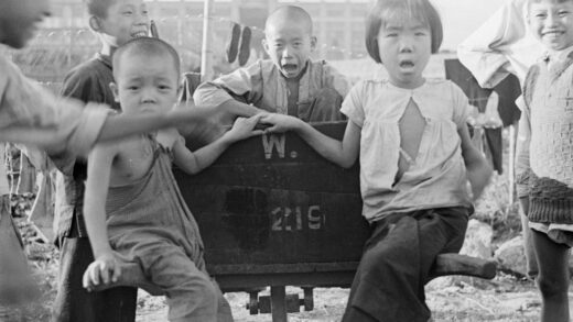 【jpg清晰版】孩子们在上海的手推车上玩耍.jpg
