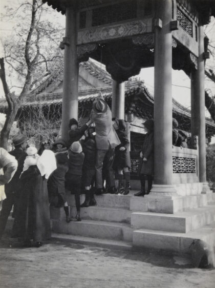 【jpg清晰版】孩子们在英国使馆敲钟 为1918年停战.jpg